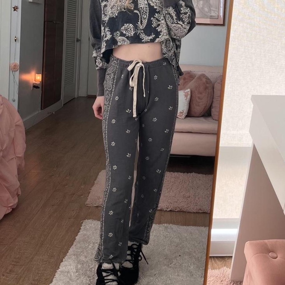 Grey and white paisley print Monrow x
Free People sweatpants in size medium.